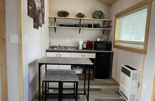 Mountain View Cabina | Payne Lake Wilderness Huts - Wolf's Lair