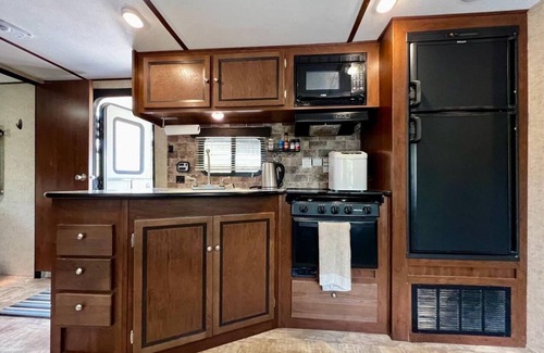 Mountain View Alquiler De RV | Payne Lake Wilderness Huts-Camper E3