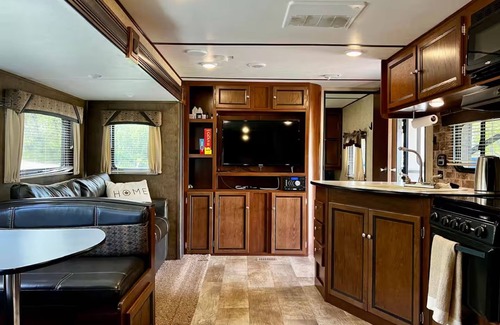 Mountain View Alquiler De RV | Payne Lake Wilderness Huts-Camper E3