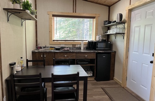 Mountain View Cabina | Payne Lake Wilderness Huts - Moose Tracks