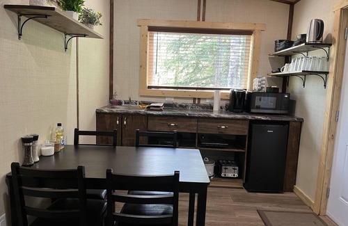 Mountain View Cabina | Payne Lake Wilderness Huts - Moose Tracks