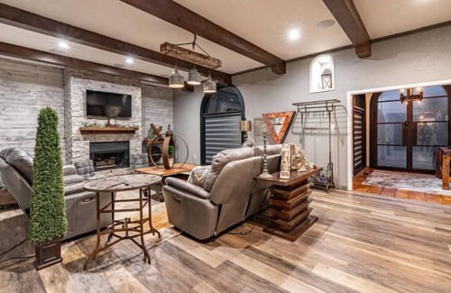 North by Northwest Casa | PB&J Getaway - 3BR/2BA - Courtyard Farmhouse