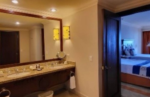Paraíso Escondido Complejo | PB Sunset Beach Presidential Suite, Cabos 03/16/2024 - 03/23/2024 Sleep upto 8