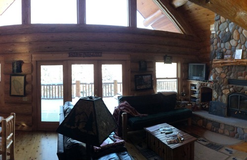 Grand Rapids Cabina | Peterson Bay Log Home Lodge - Quedan grandes aperturas de colores de otoño - ¡Reserve pronto!