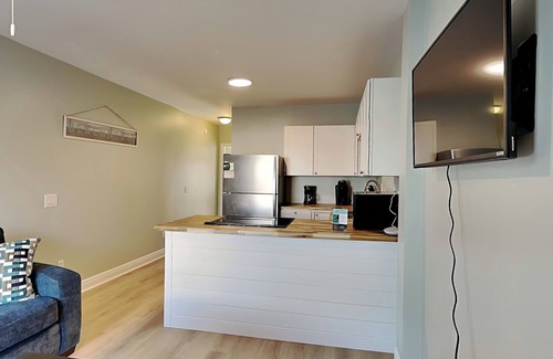 Thomas Drive Condominio | PC Beach Retreat B | Near Beach with Large Shared Backyard and Outdoor Shower