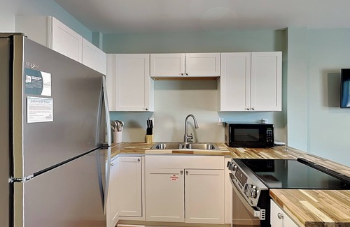 Thomas Drive Condominio | PC Beach Retreat B | Near Beach with Large Shared Backyard and Outdoor Shower