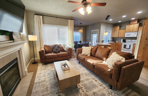Wilkes East Casa | PDX - Gresham Home with King Bed, Dedicated Office, & Garage