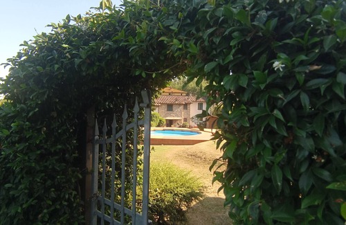 Montecarlo Casa | La paz y la tranquilidad viven aquí: casa de campo rodeada de vegetación.