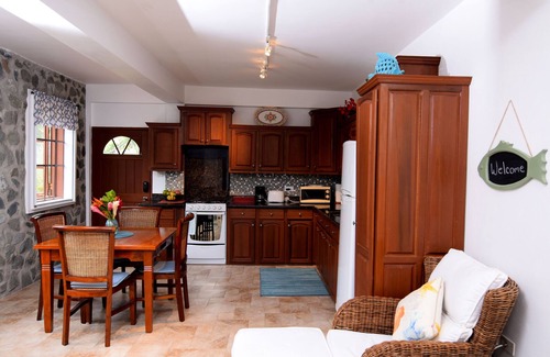Marigot Bay Apartamento | Piscina, parrilla, 2 minutos a pie del agua. ¡Su estadía apoya a los niños locales necesitados!