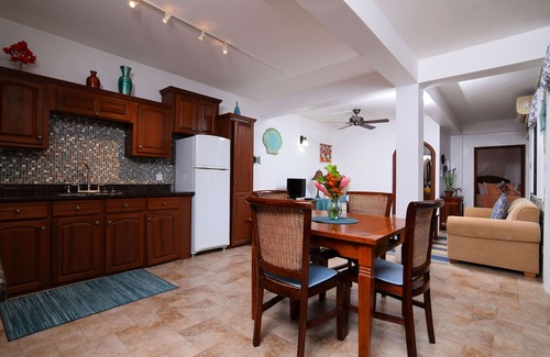 Marigot Bay Apartamento | Piscina, parrilla, 2 minutos a pie del agua. ¡Su estadía apoya a los niños locales necesitados!