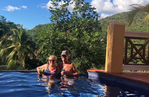 Marigot Bay Apartamento | Piscina, parrilla, 2 minutos a pie del agua. ¡Su estadía apoya a los niños locales necesitados!