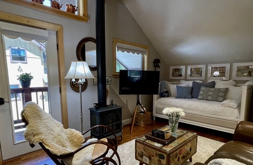 Ridgewood Cabaña | Peace in the woods, walk to Lake Tahoe, minutes to resorts, shops & restaurants.