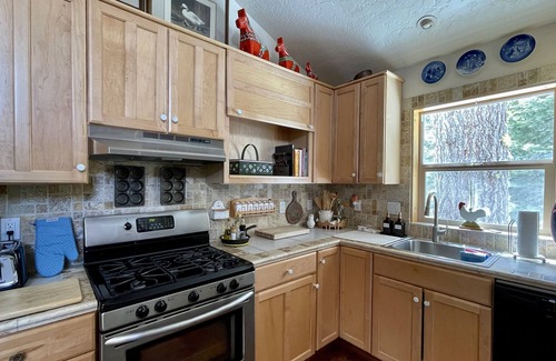 Ridgewood Cabaña | Peace in the woods, walk to Lake Tahoe, minutes to resorts, shops & restaurants.