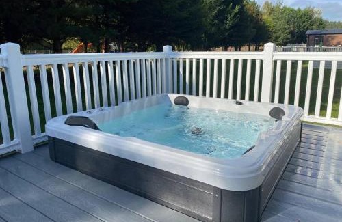 Allerthorpe Casa | Peace Lodge with Hot Tub