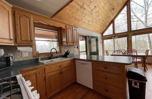 Unaka Chalet De Esquí | Peace, Quiet, Nature, Rivers, Mountains, Hiking & a Park-like fenced yard.