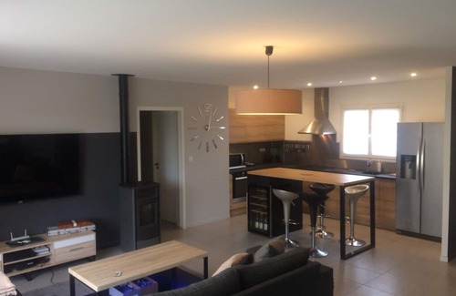 Saint-Laurent-des-Arbres Casa | Casa de 2018, terraza jardín y jacuzzi 6 personas.