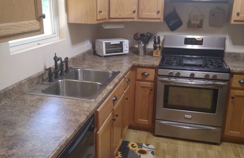 Hayesville Cabina | Peaceful 2/2 cabin, with 4 person Spa, Large covered porch, fire pit and more.
