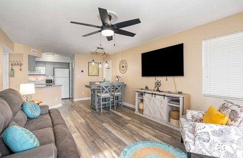 Ocean Side Village Condominio | Peaceful 2/2 Pondside Condo · Half Mile from Beach