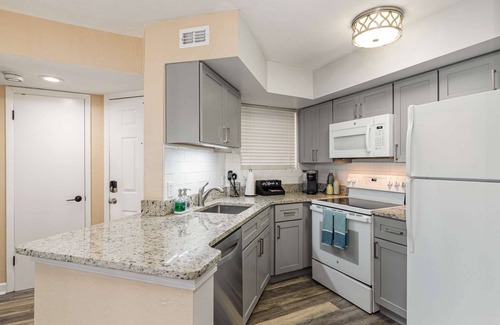 Ocean Side Village Condominio | Peaceful 2/2 Pondside Condo · Half Mile from Beach