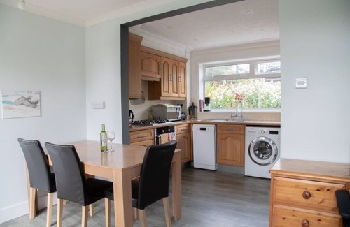 Woodingdean Casa | Peaceful 2 Bedroom House w/Free Parking + Sea View, close to the South Downs