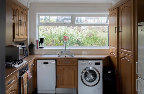 Woodingdean Casa | Peaceful 2 Bedroom House w/Free Parking + Sea View, close to the South Downs