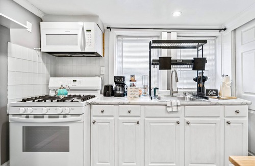 Oak Park Apartamento | Peaceful 2 Bed w FirePit Free Parking 15 mins to Downtown Chicago