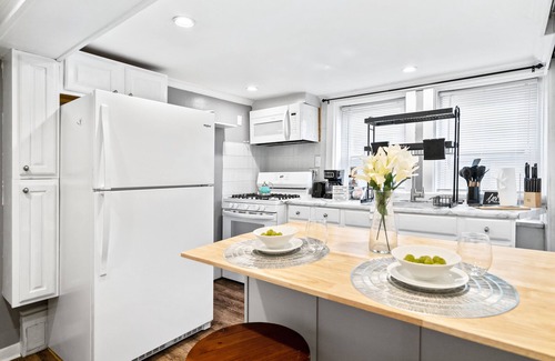 Oak Park Apartamento | Peaceful 2 Bed w FirePit Free Parking 15 mins to Downtown Chicago