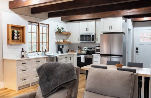 Travelers Rest Cabina | Peaceful 2-bedroom cabin with WiFi, AC in awesome Travelers Rest