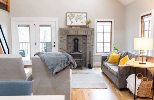 Travelers Rest Cabina | Peaceful 2-bedroom cabin with WiFi, AC in awesome Travelers Rest