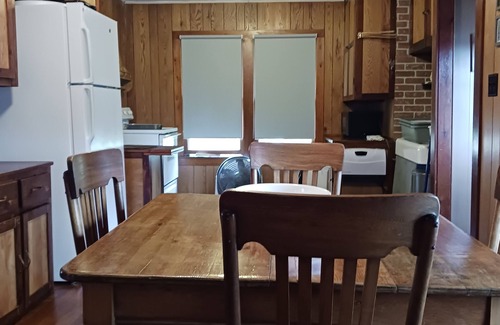 Elcho Cabina | Peaceful 2-bedroom cabin in Elcho on Lower Post Lake.