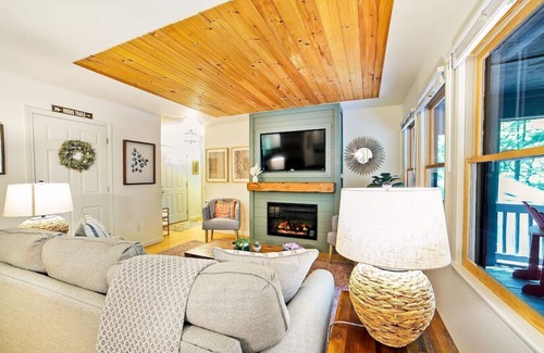 Saluda Cabina | Peaceful 2 bedroom cabin with indoor fireplace!