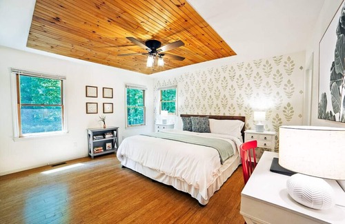 Saluda Cabina | Peaceful 2 bedroom cabin with indoor fireplace!