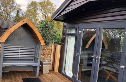 Sturton By Stow Cabina | Peaceful 2-Bedroom Holiday Lodge With Hot Tub