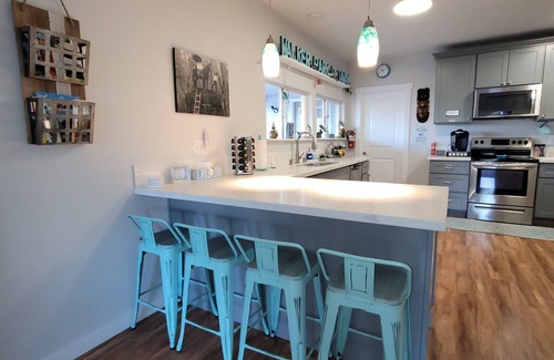 Shelton Casa | Peaceful 2+ Bedroom House, Salt Water Peekaboo View, WiFi, A/C & near the Park.