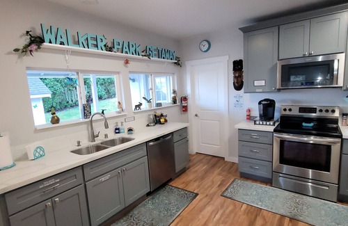 Shelton Casa | Peaceful 2+ Bedroom House, Salt Water Peekaboo View, WiFi, A/C & near the Park.