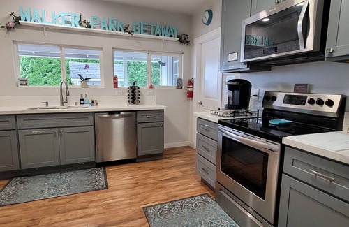 Shelton Casa | Peaceful 2+ Bedroom House, Salt Water Peekaboo View, WiFi, A/C & near the Park.