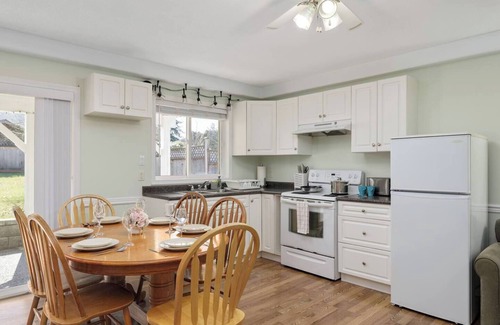 Regional District of Nanaimo Casa | Peaceful 2-bedroom suite with private entrance, full kitchen and 1 bath. Enjoy a bright living space, smart TV, Wi-Fi, and access to a tranquil garden patio. Located minutes from beaches, parks, and shopping. Ideal for your stay.