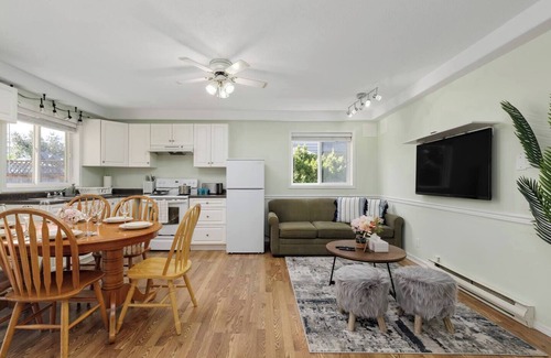 Regional District of Nanaimo Casa | Peaceful 2-bedroom suite with private entrance, full kitchen and 1 bath. Enjoy a bright living space, smart TV, Wi-Fi, and access to a tranquil garden patio. Located minutes from beaches, parks, and shopping. Ideal for your stay.