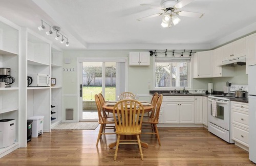 Regional District of Nanaimo Casa | Peaceful 2-bedroom suite with private entrance, full kitchen and 1 bath. Enjoy a bright living space, smart TV, Wi-Fi, and access to a tranquil garden patio. Located minutes from beaches, parks, and shopping. Ideal for your stay.