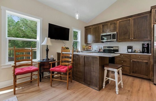 Linn Valley Casa | Peaceful 2-Bedroom Family Cabin-Scenic Views & Great Amenities-Sleeps 6