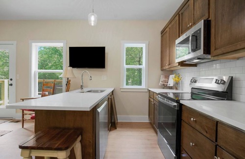 Linn Valley Casa | Peaceful 2-Bedroom Family Cabin-Scenic Views & Great Amenities-Sleeps 6