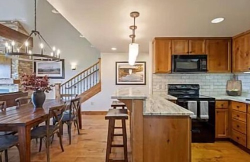 Tamarack Condominio | Peaceful 2 BR Condo with Fireplace and Patio