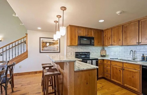 Tamarack Condominio | Peaceful 2 BR Condo with Fireplace and Patio