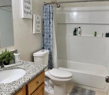 Fresno Apartamento | Peaceful 2bed,1bath condo with free parking all yours to enjoy