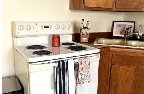 Tomah Apartamento | Peaceful 2Bed, Office, HotTub!