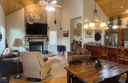 Bryson City Casa | Peaceful 2BR Cabin with Full Kitchen, Wifi, Gas Grill, and Hot Tub