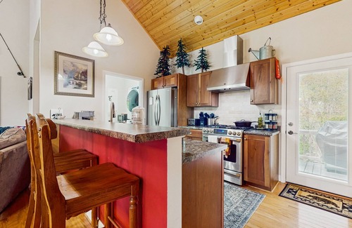 Bryson City Casa | Peaceful 2BR Cabin with Full Kitchen, Wifi, Gas Grill, and Hot Tub