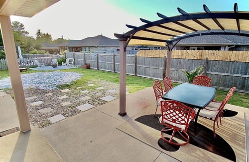 Gulf Breeze Casa | Peaceful 3-2 Home w/ Pool, 4min to beach, RV P-king, BBQ, Firepit, Fast Internet