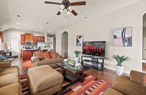 Grand Prairie Casa | Peaceful 3 BD Family Getaway