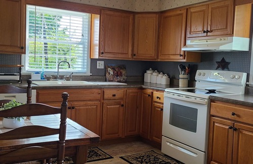 Bovard Casa | Peaceful 3-Bedroom Country Farmhouse Situated on 125 Acre Horse Farm